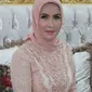 Lily Martiani Maddari kerap tampil cantik dengan gaya jilbab sederhana. (Instagram/Andreblake_)