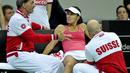 Martina Hingis mendapat masukan dari pelatihnya, Heinz Guenthardt (kiri). (AFP PHOTO/PIOTR HAWALEJ)