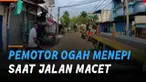 Seorang pria pengendara motor tidak mau menepi ke pinggir jalan saat jalan kampung macet. Membuat banyak warganet kesal.