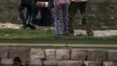 Kolase foto ketika calon pengantin pria bernama Clayton Cook dengan setelan jas lengkap melompat ke sungai untuk menolong seorang bocah yang nyaris tenggelam. (HATT PHOTOGRAPHY / Facebook)
