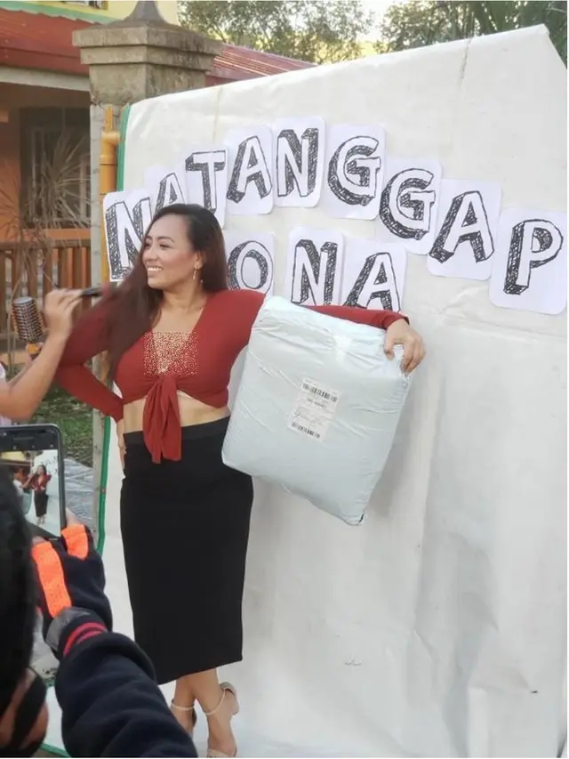 6 Potret Kocak Cewek saat Terima Paket, Posenya Bikin Kurir Ketawa