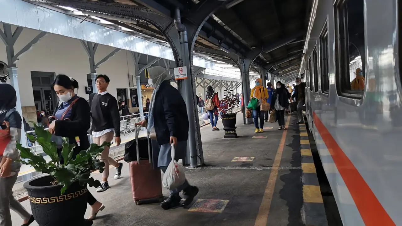 Ilustrasi keberangkatan kereta api di staisun Jember pada arus mudik Lebaran 2023 (Istimewa)