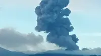 Gunung Dukono di Pulau Halmahera kembali erupsi, Kamis pagi (9/11/2023), pukul 06.42 WIT, melontarkan abu vulkanik setinggi 1.000 meter. (Liputan6.com/ Dok PVMBG)
