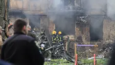 Petugas pemadam kebakaran memadamkan api di gedung perumahan lima lantai, lokasi serangan malam Rusia, di kota Rig Kryvyi, di tengah invasi Rusia ke Ukraina pada 13 Juni 2023.(Handout/The State Emergency Service Of Ukraine/AFP)
