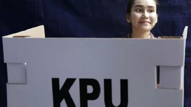 Coblos Ke TPS Bareng Keluarga, Begini Aksi Ayu Ting Ting Saat Pilkada 2018