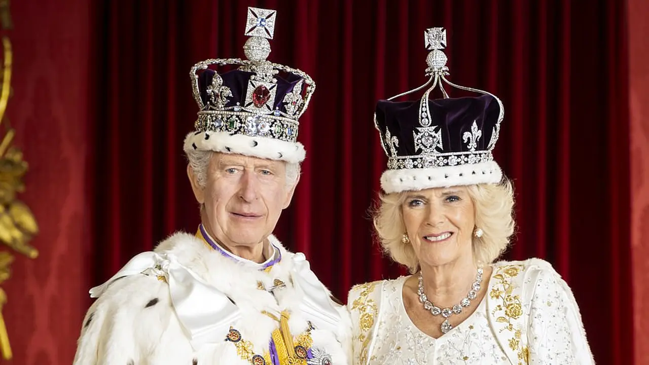 Potret Resmi Raja Charles III dan Camilla Usai Penobatan