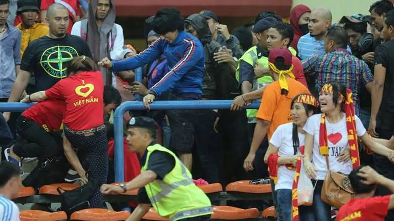 Ultras Malaysia Serang fans wanita Vietnam