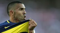 Striker Boca Juniors, Carlos Tevez. merayakan gol yang dicetaknya ke gawang River Plate pada laga Liga Argentina di Stadion El Monumental, Argentina, Minggu (11/12/2016). (AFP/Alejandro Pagni)