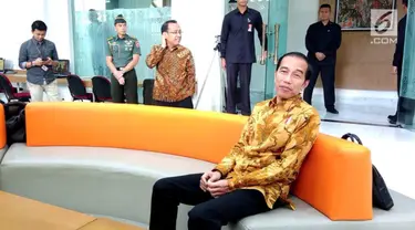 Presiden Joko Widodo atau Jokowi tiba-tiba mendatangi ruang wartawan Istana Kepresidenan pasca direnovasi setahun lalu.
