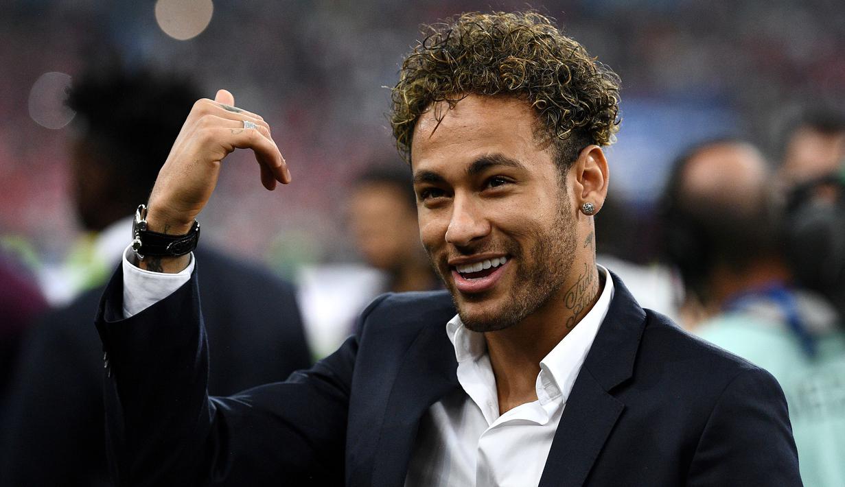 Gaya Neymar saat turun ke lapangan usai laga final Piala Prancis 2018 di Stade de France, Saint-Denis (8/5/2018). PSG menang setelah kalahkan Les Herbiers 2-0. (AFP/Frank Fife)