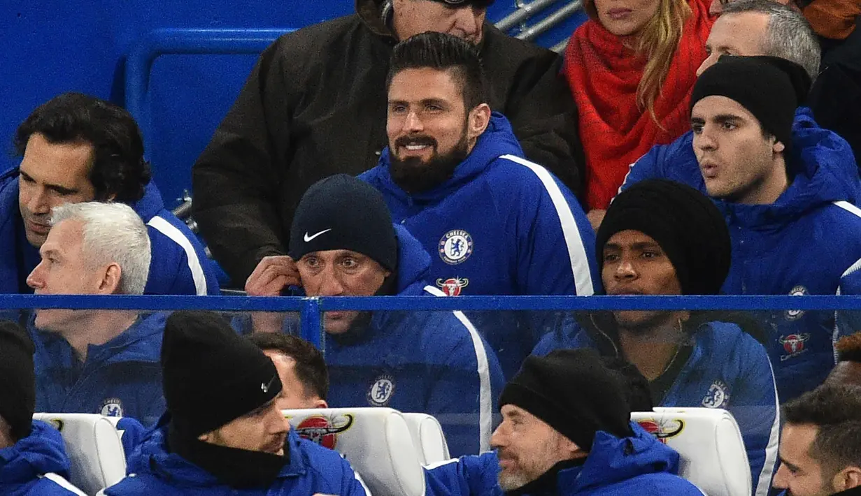 Penyerang baru Chelsea, Olivier Giroud saat menyaksikan rekan-rekannya bertanding melawan Bournemouth pada lanjutan Liga Inggris di Stamford Bridge di London, (31/1). Giroud dikontrak Chelsea senilai 18 juta pound ($ 25 juta). (AFP Photo/Glyn Kirk)