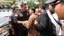 Cagub DKI Jakarta, Agus Harimurti Yudhoyono (kedua kiri) disambut pendukungnya jelang menerima simbol siaga di Jakarta, Rabu (18/1). Bersama Jaringan Nusantara, AHY melakukan siaga pemilu bersih anti kecurangan. (Liputan6.com/Helmi Fithriansyah)