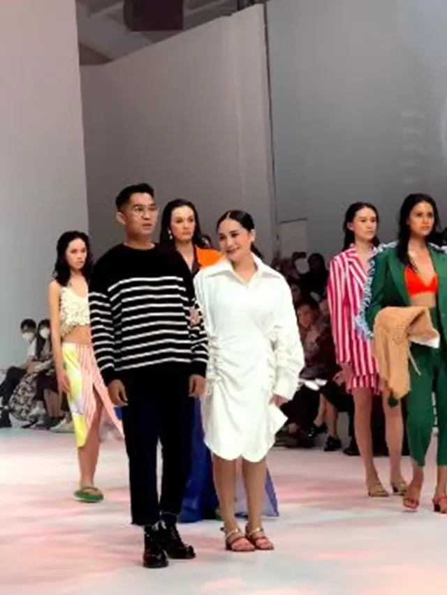 8 Potret Selebriti yang Ikut Melenggang di Jakarta Fashion Week, Tampil Memukau