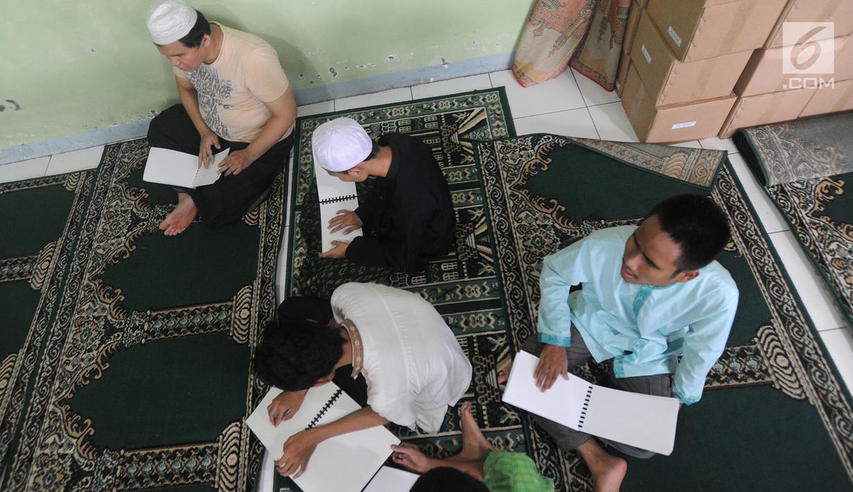 Semangat santri tunanetra saat belajar membaca Alquran braile di Pesantren Raudlatul Makfufin, Serpong, Tangsel, Banten, Rabu (23/5). Selain mencetak Alquran braile, pesantren ini juga memberi pengajaran kepada santri tunanetra. (Merdeka.com/Arie Basuki)