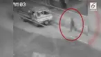 Rekaman sosok bayangan melewati lalu lintas padat di Filipina. Penampakan yang diduga hantu tersebut terjadi di siang hari.