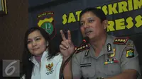 Kapolres Jakarta Selatan Kombes Wahyu Hadiningrat (kanan) memberikan keterangan pers di Mapolres Jaksel, Jum'at (25/3). Wahyu meminta kepada masyarakat untuk terlibat aktif mengawasi perdagangan dan eksploitasi anak  (Liputan6.com/Faisal R Syam)