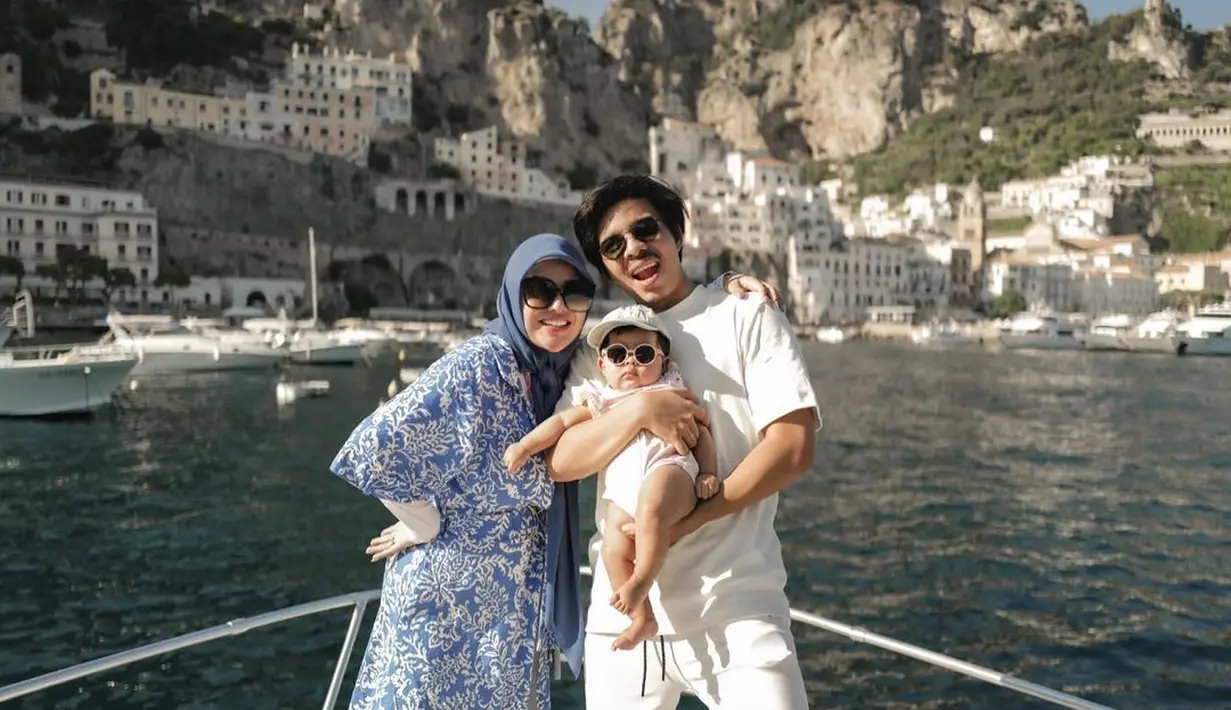Aurel Hermansyah dan Atta Halilintar berlibur ke Italia. Tak ingin meninggalkan putrinya lama, mereka pun sepakat untuk membawa Ameera ke luar negeri. (Foto: Instagram/@aurelie.hermansyah)
