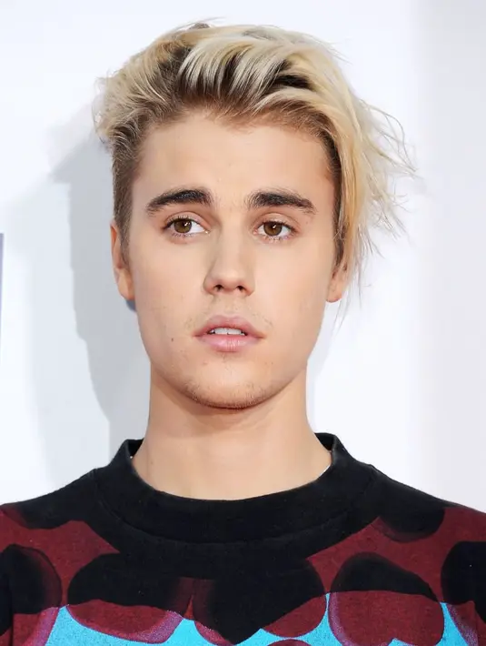 November 2015, Justin Bieber membiarkan rambutnya jadi gondrong dan agak berantakan. (Jon Kopaloff/FilmMagic/USMagazine)