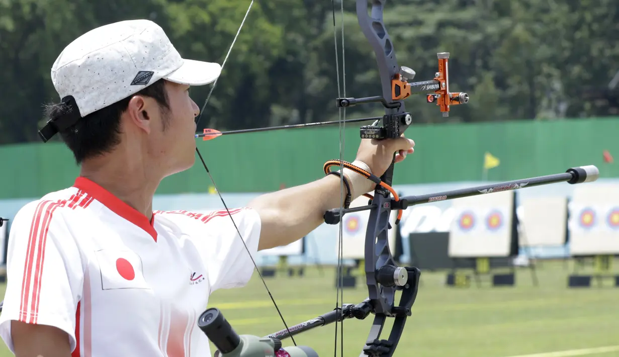Pemanah Jepang, Oyama Kohji, menggunakan mulutnya saat menarik busur panah pada Asian Para Games di GBK, Jakarta, Selasa (9/10/2018). Jepang kalah dengan skor 125-137 dari Korea Selatan. (Bola.com/M Iqbal Ichsan)