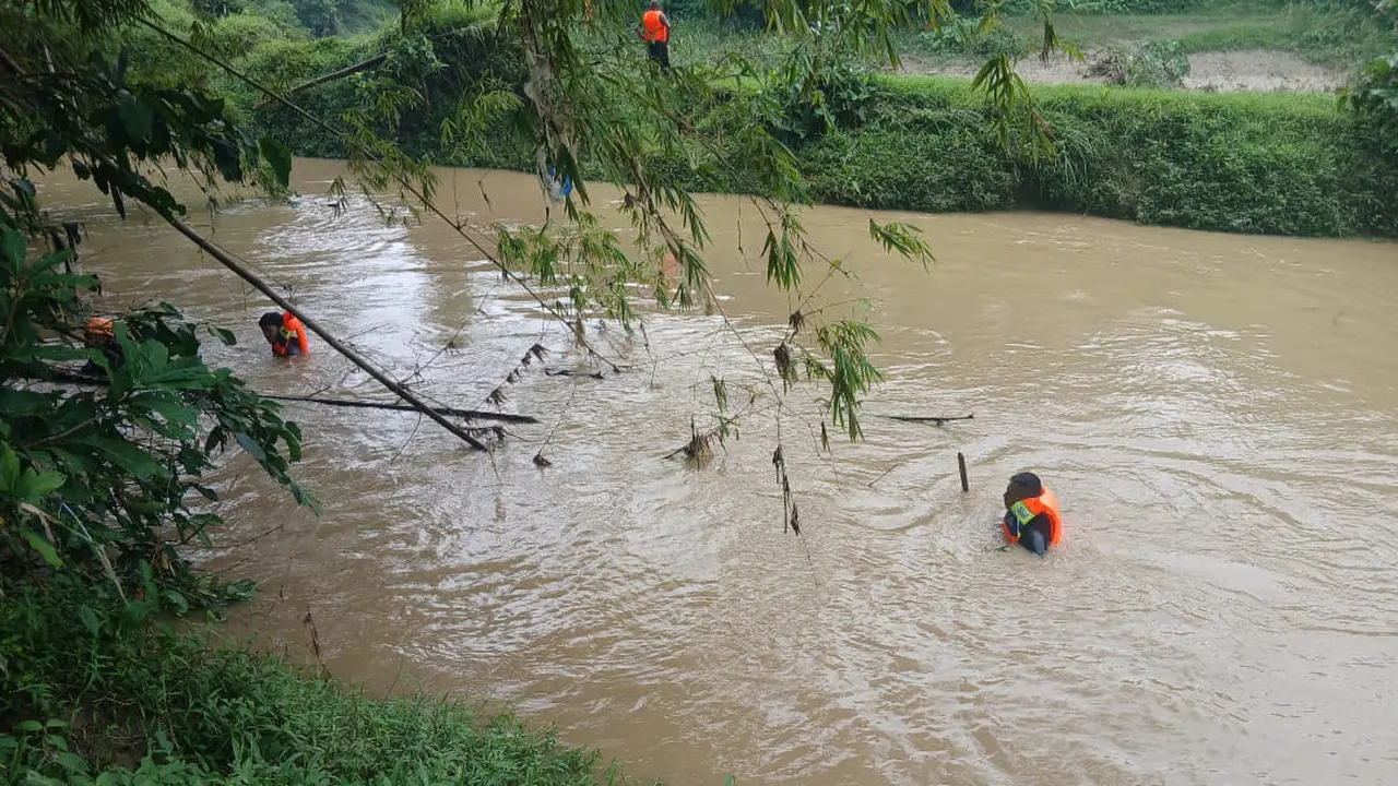 Petugas melakukan pencarian korban tenggelam.
