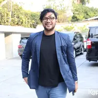 Ammar memilih tinggal bersama sang ayah karena sedang sakit. Meski tak menceritakan secara detail penyakit sang ayah, tapi ia mengatakan ayahnya menderita penyakit yang cukup serius sehingga dirinya harus fokus menjaga sang ayah. [Foto: Budy Santoso/KapanLagi.com]