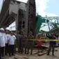 Gubernur Sumsel Alex Noerdin melihat langsung lokasi kecelakaan 2 unit crane yang merusak rumah warga (Liputan6.com / Nefri Inge)