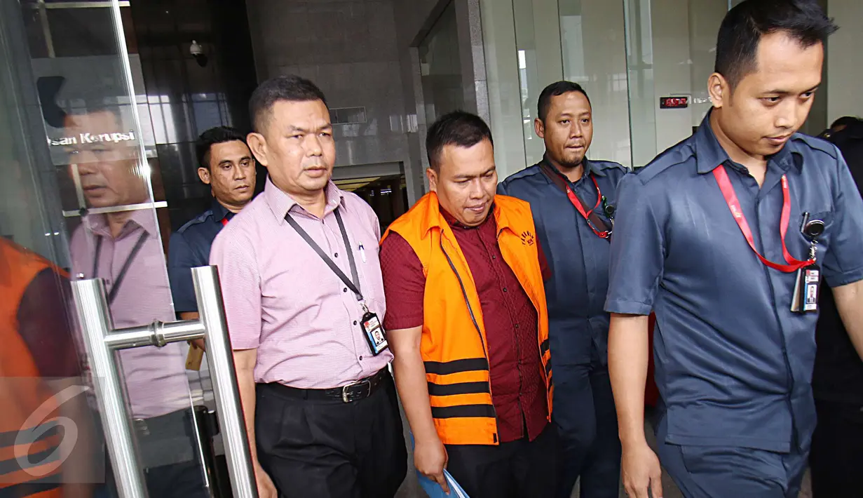 Ekspresi Marisi Matondang usai menjalani pemeriksaan di KPK, Jakarta, Kamis (2/3). Marisi diperiksa sebagai tersangka atas kasus pengadaan alat kesehatan RS Khusus Pendidikan Penyakit Infeksi dan Pariwisata Universitas Udayana. (Liputan6.com/Helmi Afandi)
