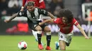 Bek Newcastle United DeAndre Yedlin berebut bola dengan pemain Manchester United, Tahith Chong pada laga pekan kedelapan Premier League, di St James' Park, Minggu (6/10/2019). Manchester United (MU) menelan kekalahan 0-1 dari Newcastle United. (Owen Humphreys/PA via AP)