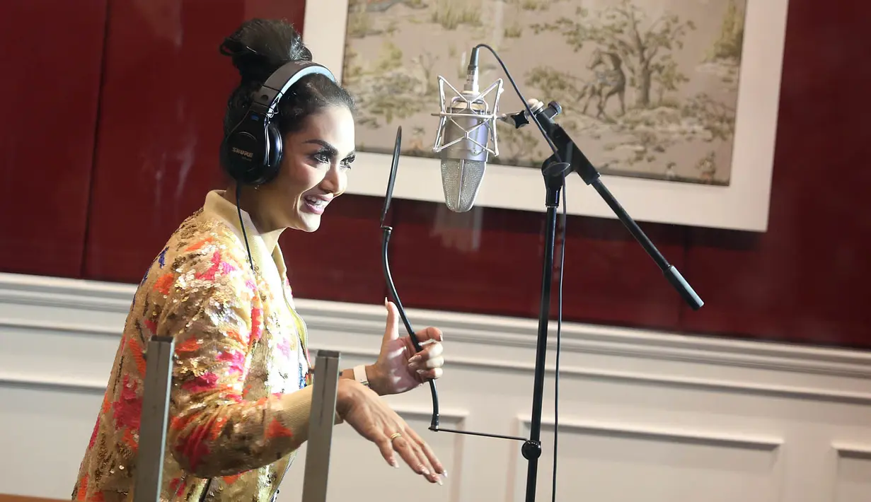 Sebelum membawakan lagu Ayat-Ayat Cinta 2, ada pesan dari Anto Hoed. Yang melarang Krisdayanti membawakan melodi yang sulit. Diperlukan kontrol suara agar lebih mendukung jalannya cerita. (Deki Prayoga/Bintang.com)