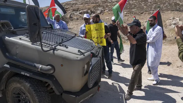 Warga Palestina Bentrok dengan Pemukim Israel di Tepi Barat