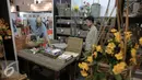 Pengunjung melihat produk-produk yang di pamerkan saat Trade Expo Indonesia 2015 di Jakarta, Rabu (21/10/2015). Pameran menghadirkan usaha skala mikro, kecil, menengah hingga besar, pameran berlangsung dari 21-25 Oktober 2015. (Liputan6.com/Faizal Fanani)