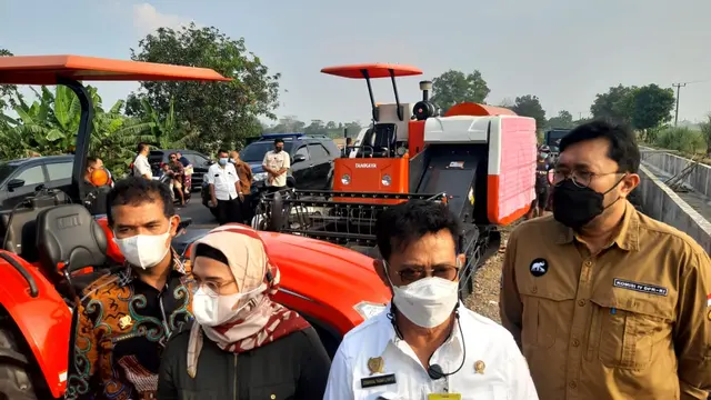 Mentan SYL Serahkan Bantuan Alsintan di Indramayu