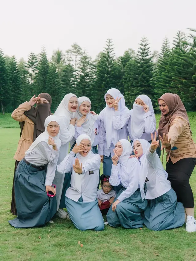 Perayaan ultah ke-29 Henny Rahman istri Alvin Faiz bersama selebgram hijabers (Foto: Instagram @ririe_fairus)