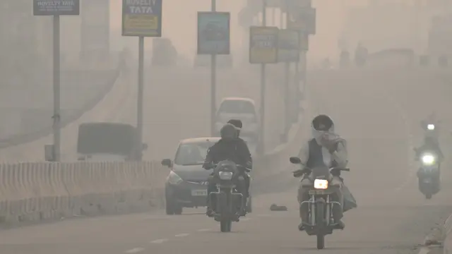 Masker kembali digunakan saat udara beracun menyelimuti New Delhi