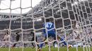 Striker Juventus, Cristiano Ronaldo, berusaha membobol gawang Sassuolo pada laga Serie A di Stadion Juventus, Turin, Minggu (16/9/2018). CR 7 cetak dua gol, Juve menang 2-0 atas Sassuolo. (AFP/Marco Bertorello)