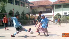 Melengkapi Ramadhan dan mengisi bulan kemerdekaan, santri Miftahulfalah Bandung berlaga dilapangan futsal tidak seperti biasanya. Mereka berbusana layaknya santri yang sedang dalam pengajian (21/08).