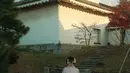 Kimono tersebut memiliki detail obi putih dan sabuk bunga-bunga pink. Dipadukan kaos kaki putih senada dengan sandal jepit baki khas Jepang yang ia kenakan. [@azizahsalsha_]