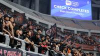 Tampilan VAR di layar besar saat laga lanjutan BRI Liga 1 2024/2025 antara Persija Jakarta melawan Persis Solo di Jakarta International Stadium (JIS), Jakarta Utara, Sabtu (24/08/2024). (Bola.com/Bagaskara Lazuardi)