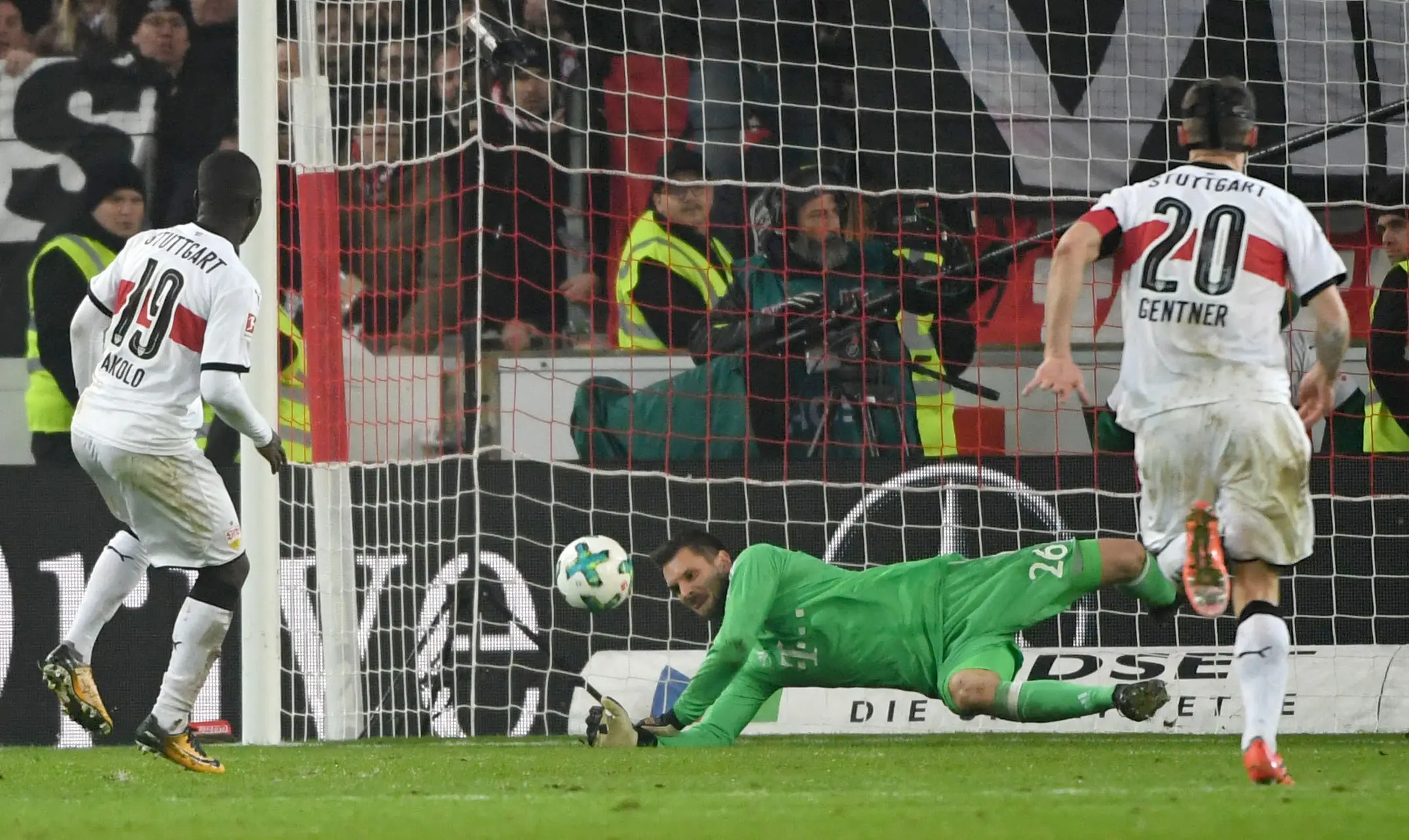 Kiper Bayern Munchen Sven Ulreich menghentikan penalti pada laga Bundesliga melawan VfB Stuttgart, Sabtu (16/12/2017). (AFP/Marijan Murat)