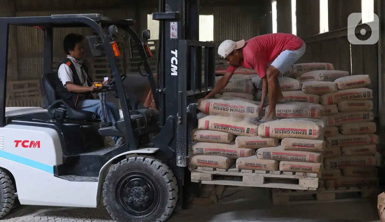 Pekerja tengah menata semen untuk dikirim di gudang penyimpanan semen di Jakarta, Selasa (1/12/2020). Perusahaan semen merasakan tekanan dampak pandemi Covid-19. Sejak awal tahun hingga Oktober 2020, pasar semen domestik mengalami kontraksi -9,7%. (Liputan6.com/Angga Yuniar)
