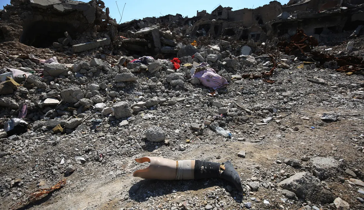 Sebuah kaki palsu tergeletak di tengah bangunan yang hancur di daerah perumahan di Kota Tua Mosul, Irak (13/3). Ratusan jasad militan teroris yang tewas dalam pertempuran masih juga bergelimpangan di jalanan kota ini. (AFP/Ahmad Al-Rubaye)