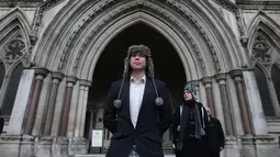 Mahasiswa Inggris Lauri Love tersenyum di luar Pengadilan Tinggi di London (5/2). Keputusan banding Lauri Love terhadap ekstradisi ke Amerika Serikat akan dijatuhkan di Pengadilan Tinggi pada tanggal 5 Februari. (AFP Photo/Daniel Leal-Olivas)