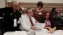 Para petugas meneliti kembali surat suara pemilu saat penghitungan ulang surat suara pemilihan Presiden AS di Waterford Township, Michigan, Amerika Serikat (5/12). Hal tersebut dilakukan karena munculnya laporan kecurangan. (Reuters/Rebecca Cook)