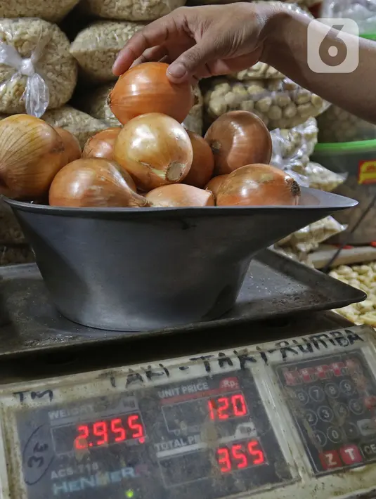 Aktivitas jual beli bawang bombay di Pasar Induk Kramat Jati, Jakarta, Kamis (12/3/2020). Para pedagang di pasar tradisional, mengeluhkan harga bawang bombay yang melonjak drastis hingga 10 kali lipat dari harga normal. (Liputan6.com/Herman Zakharia)