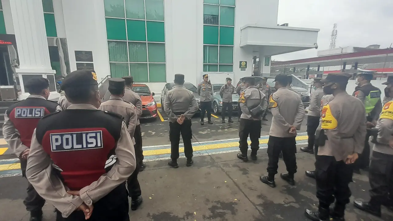 Puluhan Polisi Amankan Sidang Perdana Irjen Teddy Minahasa