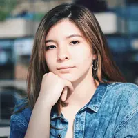 Masih ingat si cantik Shalom Razade Syach? Ya, putri pertama Wulan Guritno, buah pernikahannya dengan Attila Syach. Gadis mungil yang dahulu kala selalu bersama sang ibu, kini sudah tumbuh dewasa. (Instagram/sharazaaa)