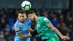 Bek Manchester City, Nicolas Otamendi, berebut bola dengan striker Watford, Andre Gray, pada laga Premier League 2019 di Stadion Etihad, Sabtu (9/3). Manchester City menang 3-1 atas Watford. (AFP/Lindsay Parnaby)