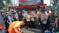 Kapolda Jabar Irjen Pol Agung Budi Maryoto mengecek kesiapan petugas menghadapi penanggulangan bencana. (Huyogo Simbolon)