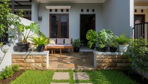 Desain Teras Sederhana Area Hijau untuk Rumah Dengan Material Alami dan Pot Tanaman/ AI