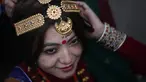 Seorang wanita memakai perhiasan jelang parade "Tamu Losar", Kathmandu, Nepal, Jumat (30/12). Parade tersebut digelar untuk menyambut pergantian tahun. (AP Photo / Niranjan Shrestha)